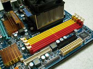 CPUとCPUファンを取り付けた後のマザーボード