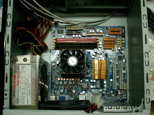 CPUとCPUファンとメモリを取り付けたマザーボード
